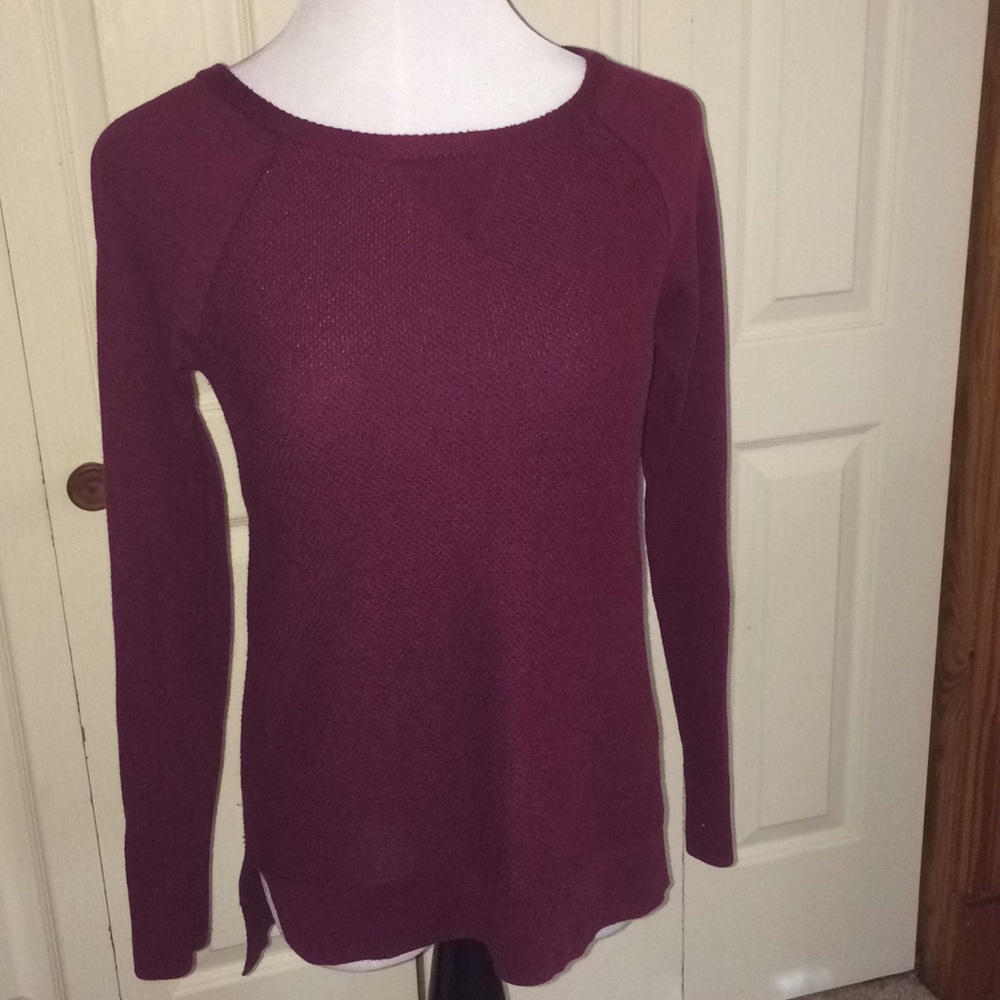 American Eagle maroon sweater